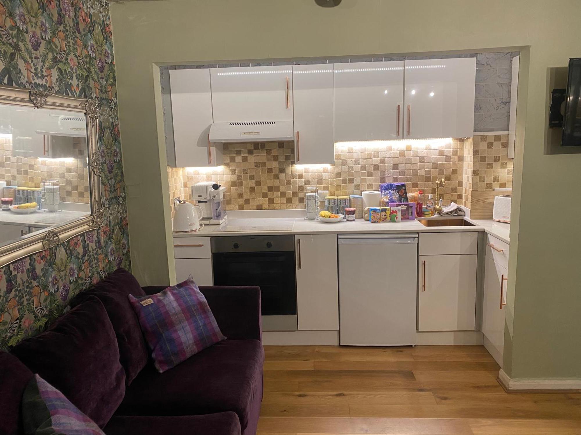 באת' Quiet Lower Floor 2 Bed City Apartment With Private Patio Garden מראה חיצוני תמונה